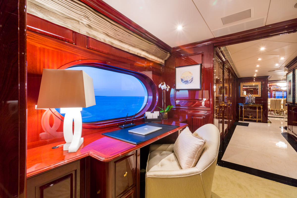 Yacht CASINO ROYALE